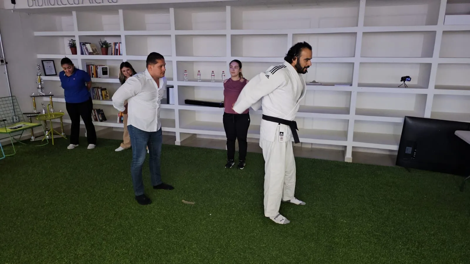 Sesión de Kyū Management con instructor de judo en las oficinas de una empresa